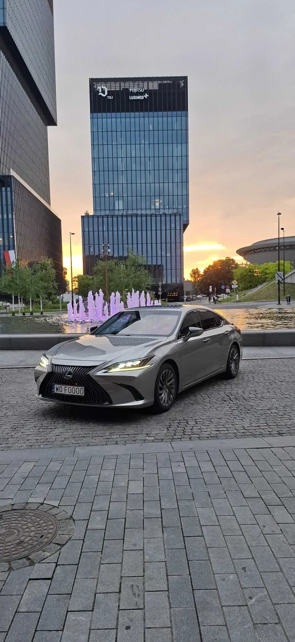 Lexus ES300h o zachodzie słońca przy fontannie w Katowicach