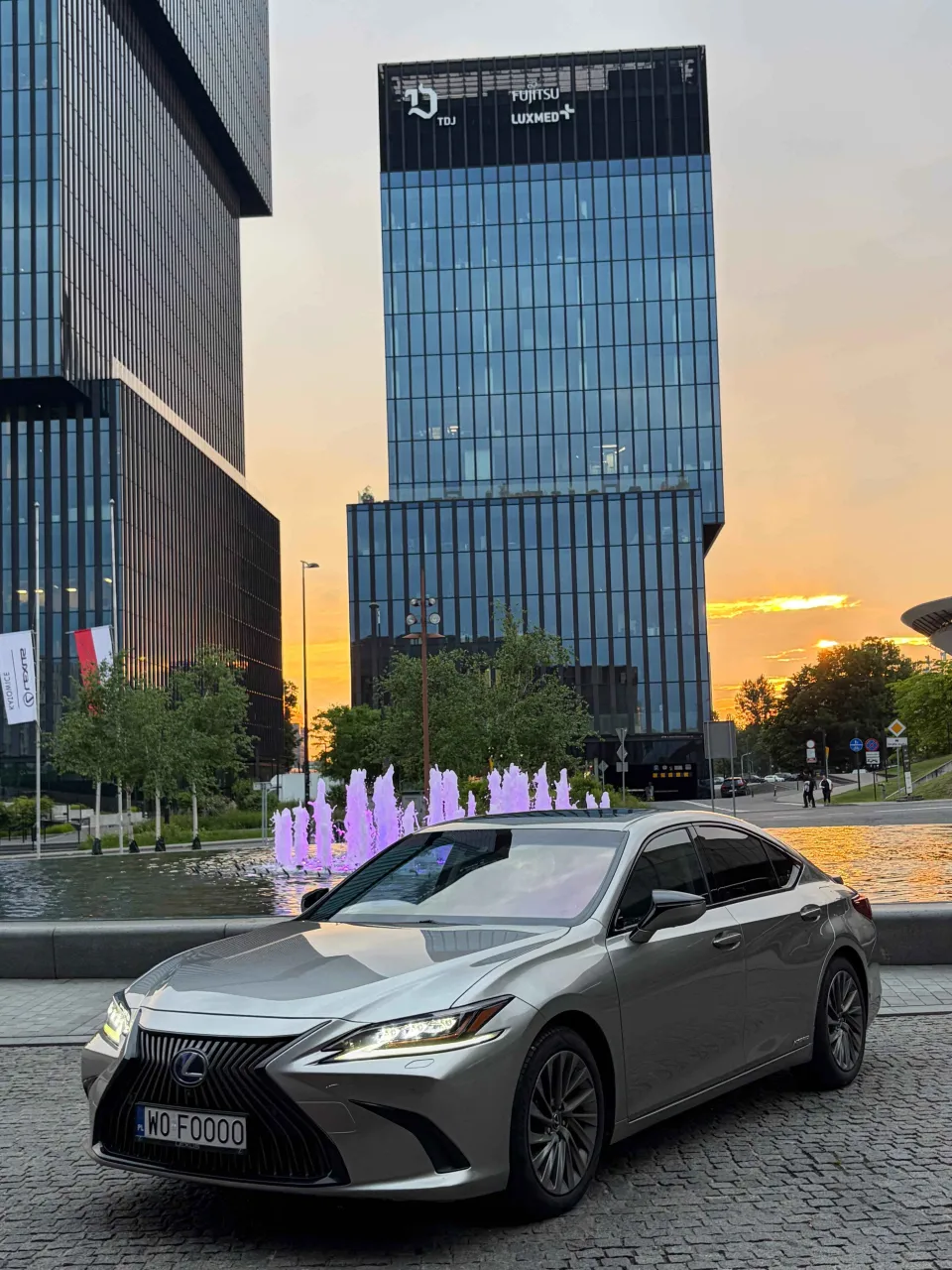 Lexus ES300h o zachodzie słońca, Strefa Kultury Katowice