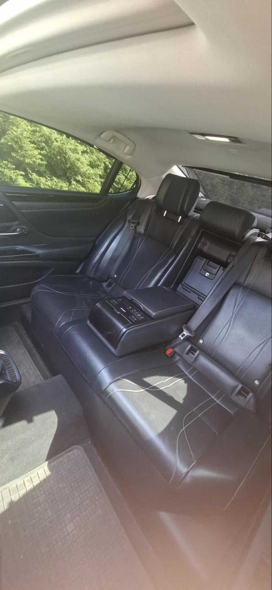 Lexus ES300h wnętrze tyłu wyposażenia pojazdu z podłokietnikiem kapitańskim