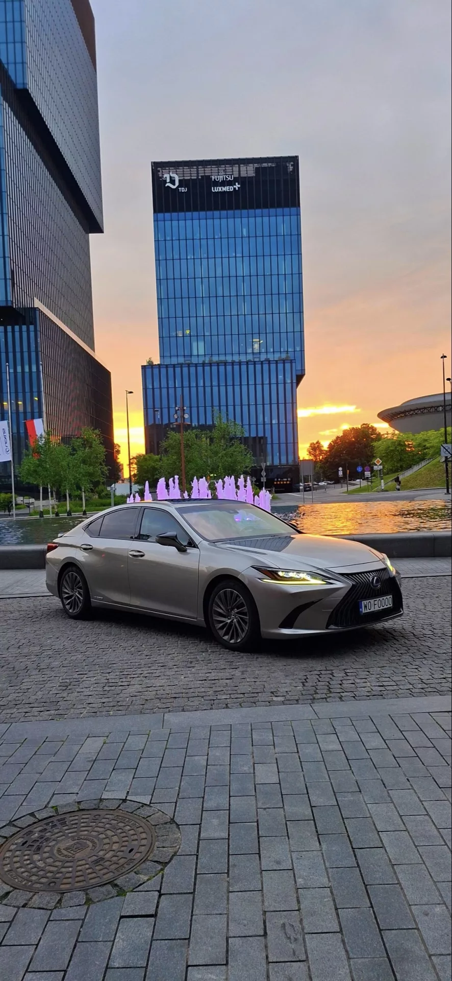 Lexus ES300h na tle wieżowców .KTW w Katowicach